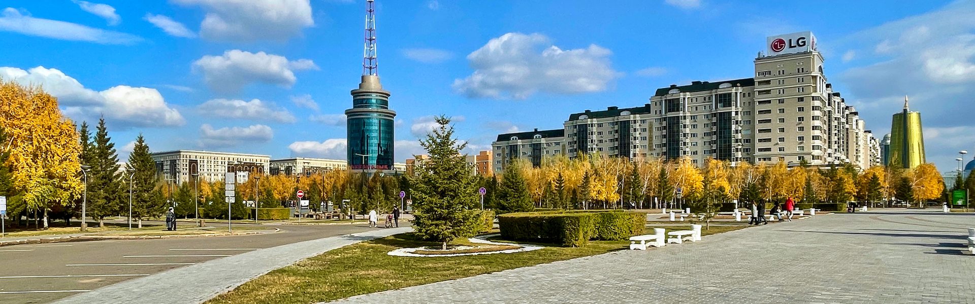 Астана осенью — площадь у Байтерека, телебашня и кварталы Нуржол бульвара под голубым небом