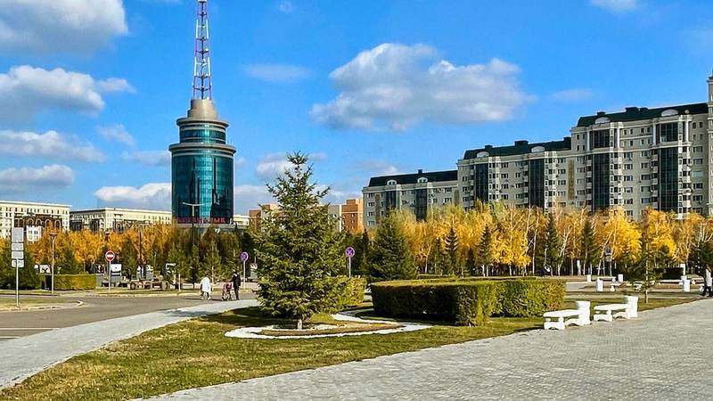 Астана осенью — площадь у Байтерека, телебашня и кварталы Нуржол бульвара под голубым небом