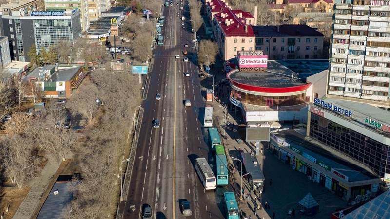 Зимняя прогулка в Центральном парке Караганды у озера и набережной в морозный день