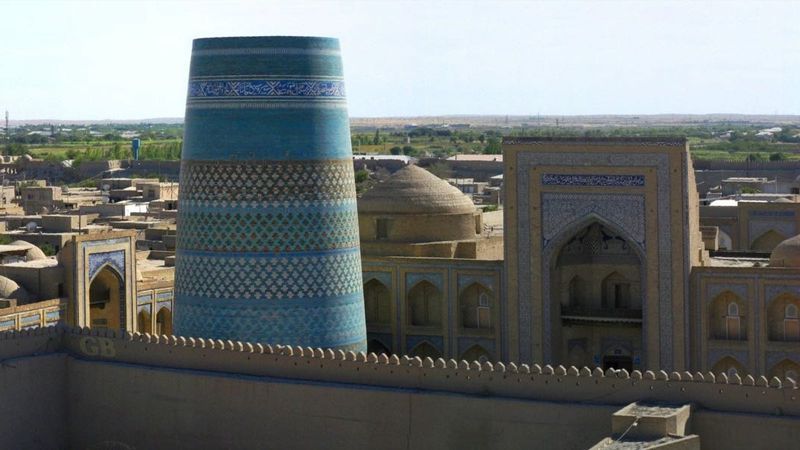 Вечерняя прогулка у глинобитных стен Ичан-Калы в Хиве