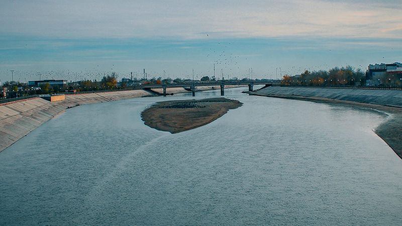 Вечерняя прогулка у канала Дослык в Нукусе после жаркого дня