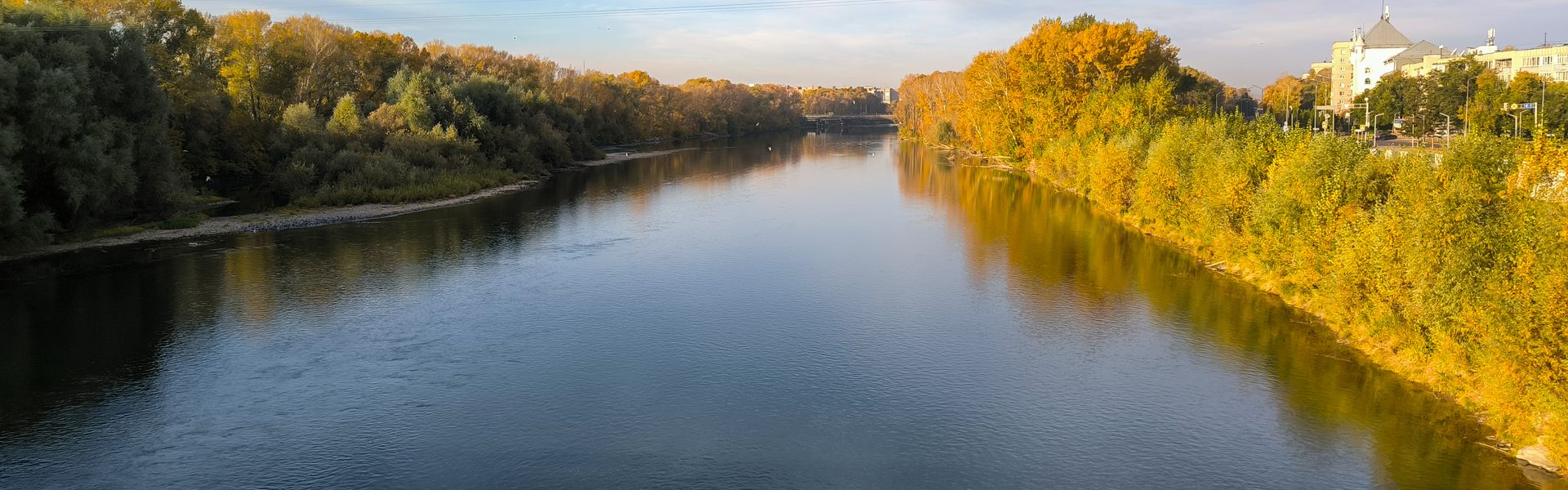 Река Ульба в Усть-Каменогорске осенью — гладь воды отражает золотые тополя и осеннее небо
