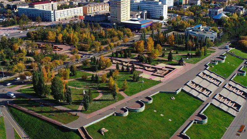Пешеходная дорожка на набережной Иртыша в Павлодаре с лавочками и деревьями