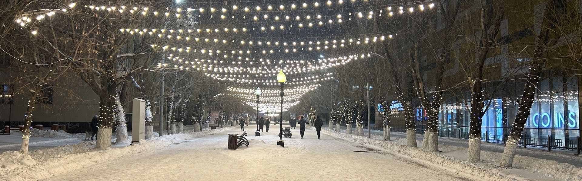 Улица Карима Сутюшева в Петропавловске — длинная панельная пятиэтажка, перекрёсток и зелёный сигнал светофора