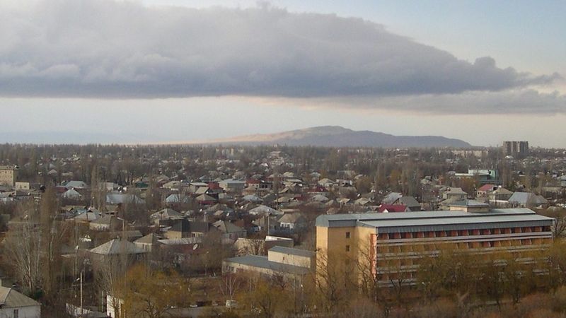 Летняя прогулка по Таразу в тени деревьев и у исторических мест города